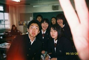 Prompt per istantanea di liceo con macchina fotografica usa e getta di bassa qualità - 1