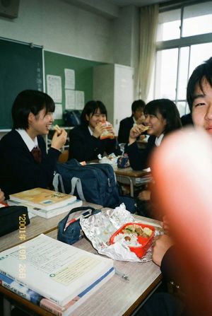 Prompt per istantanea di liceo con macchina fotografica usa e getta di bassa qualità - 4