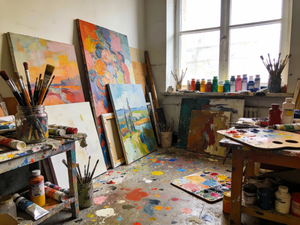 El estudio desordenado del artista