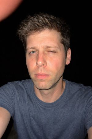 Selfie "flashato" di Sam Altman - 1