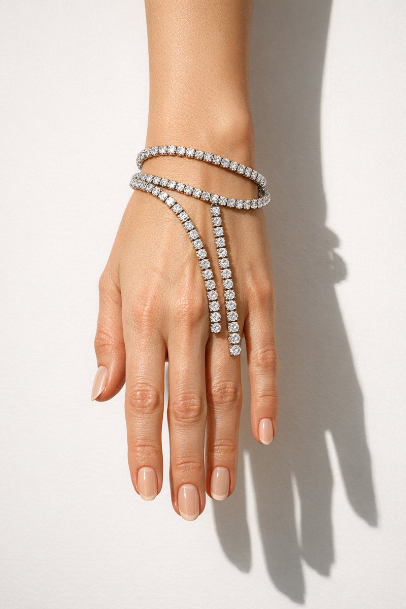 Foto hiper-realista de uma mão com pulseiras de diamante