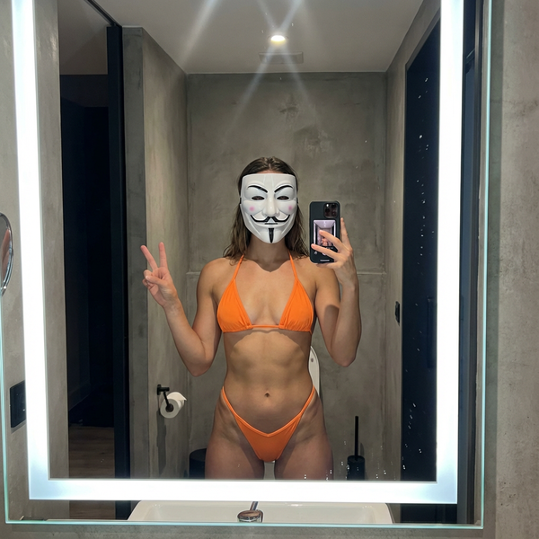 iPhone ProRAW: Selfie en el espejo con máscara de Guy Fawkes - Nano Banana Pro
