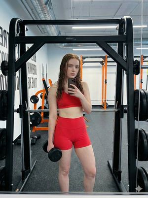 Prompt per selfie in palestra ispirato a Sadie Sink - 2