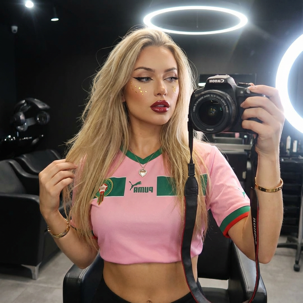 Selfie en el salón con camiseta de fútbol recortada (Prompt) - Nano Banana Pro