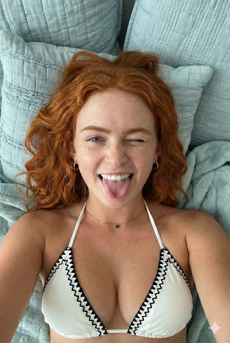 Ritratto giocoso dall'alto con espressione ammiccante Prompt