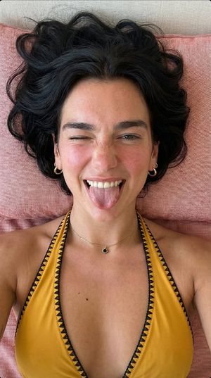 Ritratto giocoso dall'alto con espressione ammiccante (capelli neri) - 1