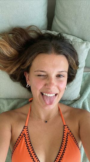 Ritratto giocoso dall'alto con espressione ammiccante (capelli neri) - 2