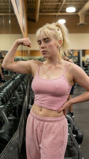 Prompt per selfie allo specchio in palestra ultra fotorealistico (stile Billie Eilish) - 3