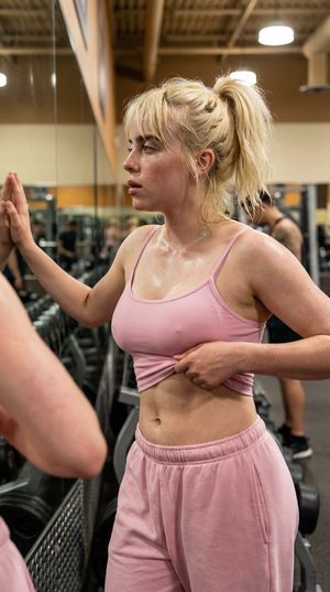 Prompt per selfie allo specchio in palestra ultra fotorealistico (stile Billie Eilish) - 1