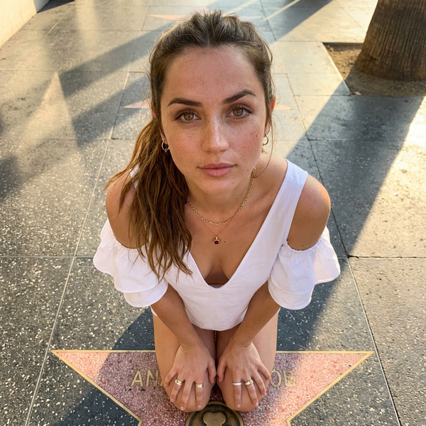 Ana de Armas'ın Şöhretler Kaldırımı'ndaki Altın Saat Portresi - Nano Banana Pro