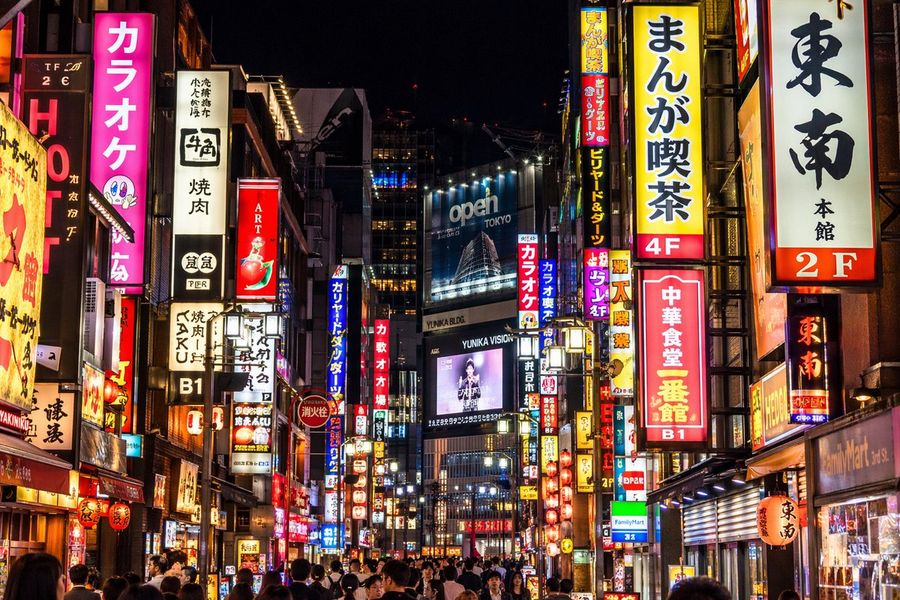 照片級寫實東京霓虹街景