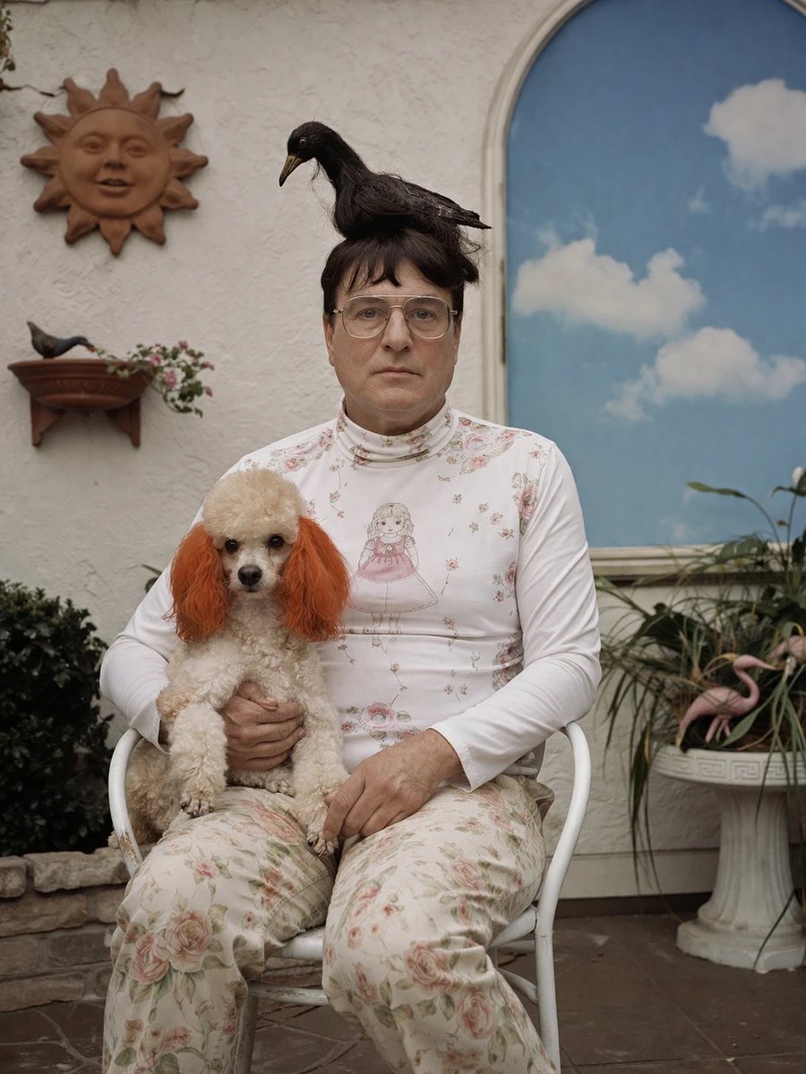 Retrato Surreal em Pátio com Corvo e Cachorro