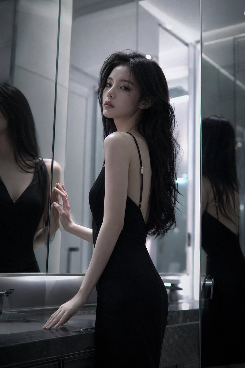 クールで洗練された鏡越しのポートレート