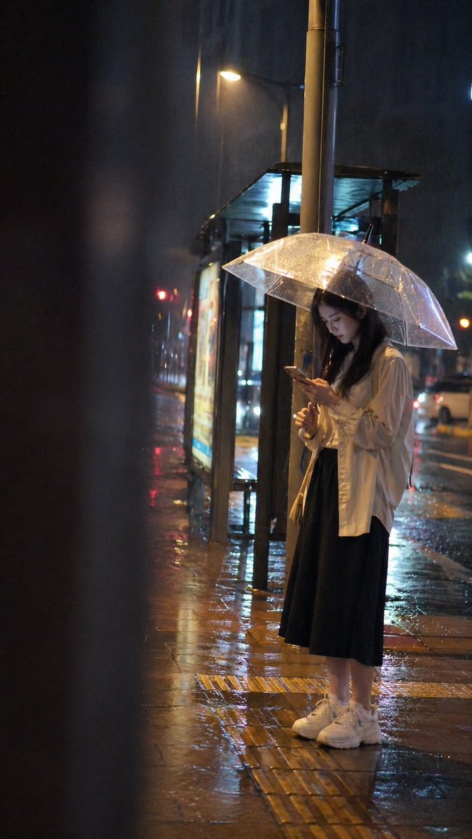雨の夜のバス停を舞台にした映画のようなプロンプト