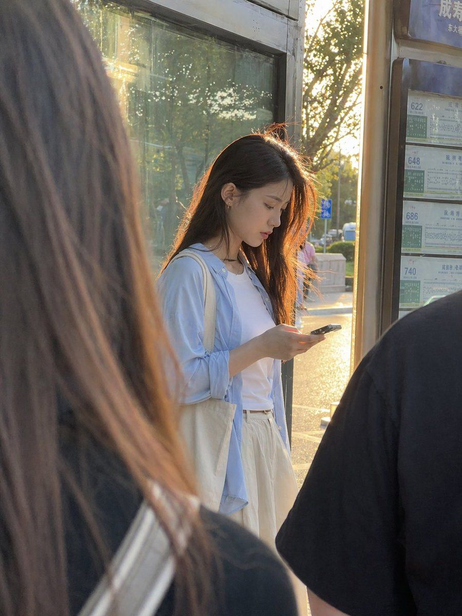 Foto Espontânea em Ponto de Ônibus na Golden Hour