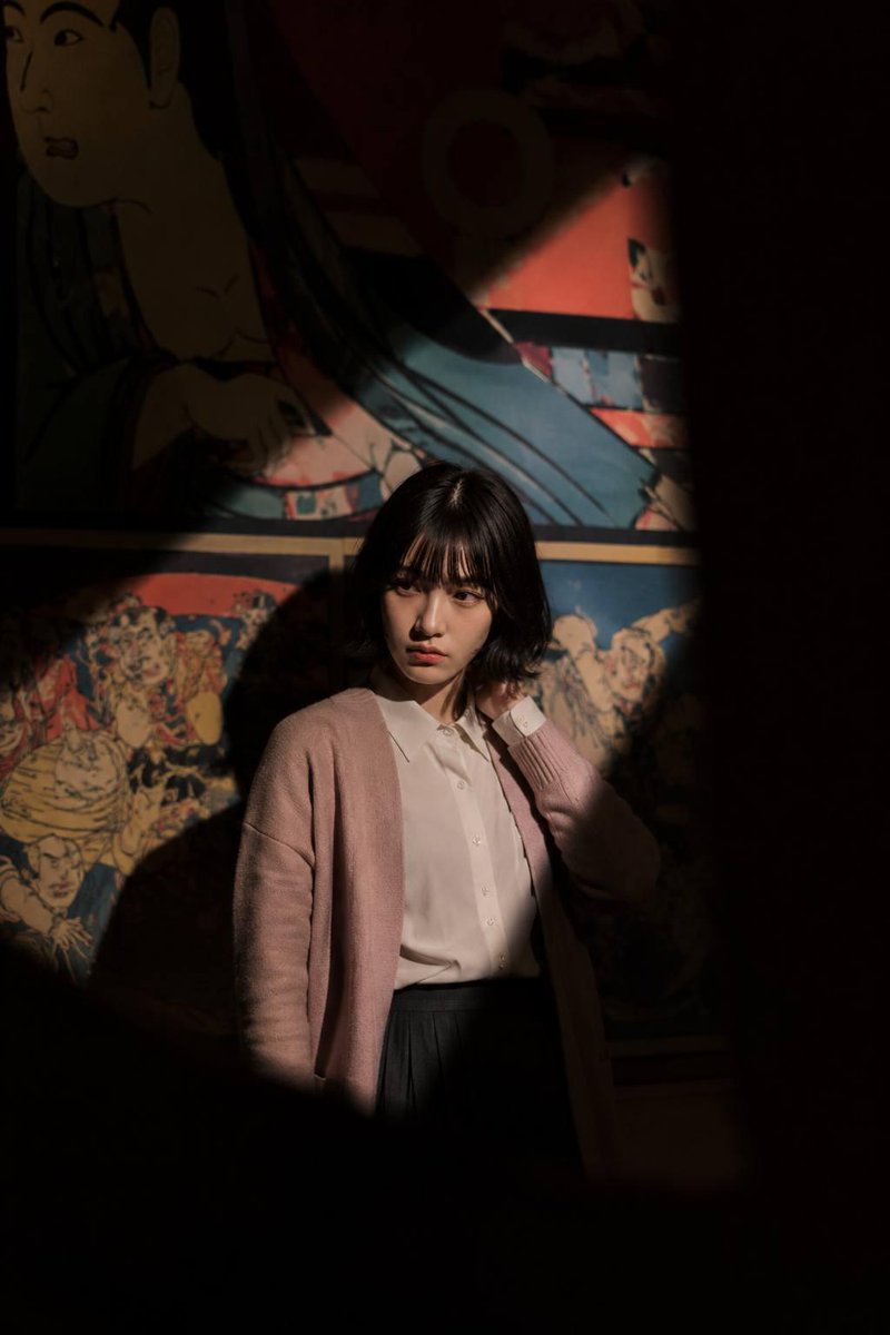 영화 같은 전시실 인물 사진