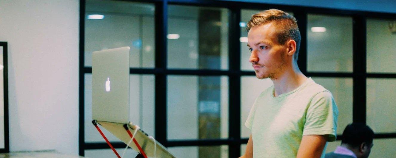 Como Pieter Levels fatura US$ 130.000 por mês com IA: métodos de monetização surpreendentes