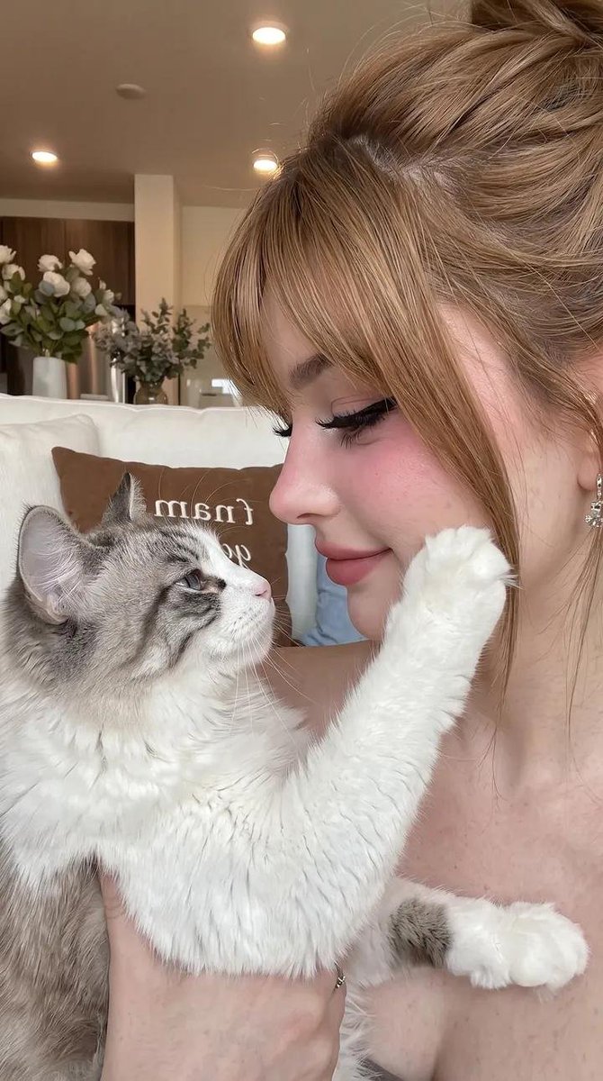 Retrato espontâneo em ambiente interno com gato