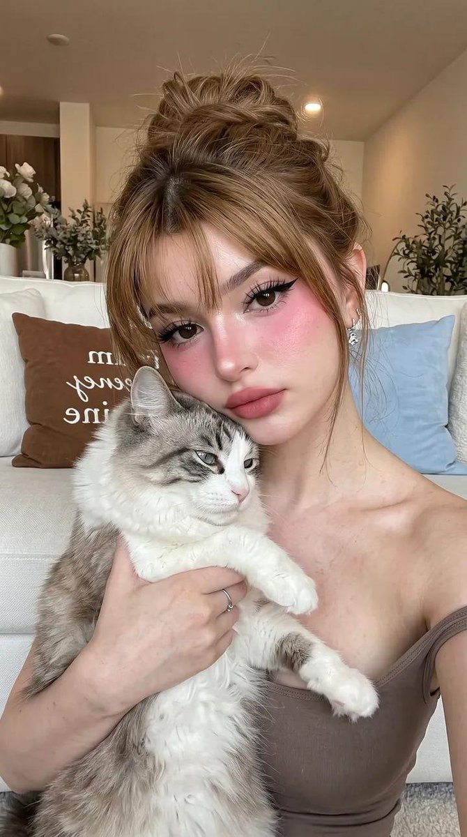 Retrato espontâneo em ambiente interno com gato