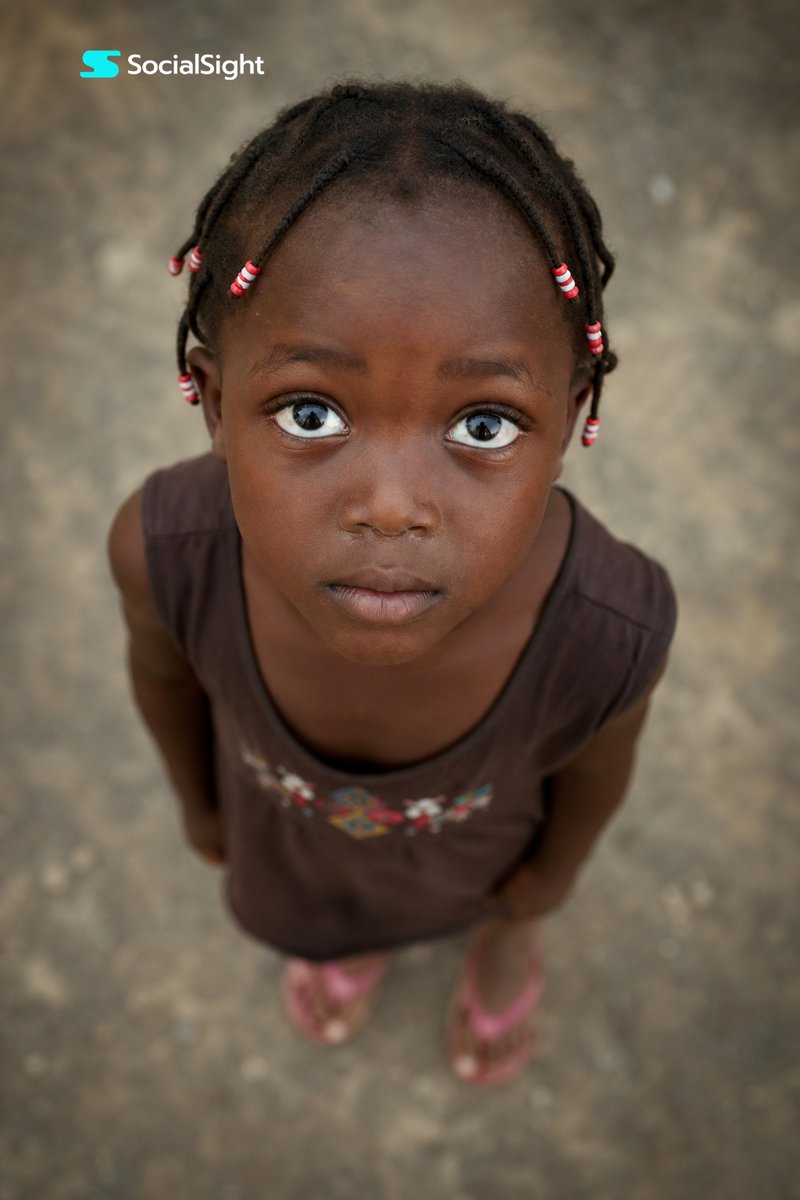 Retrato documental cenital de una niña
