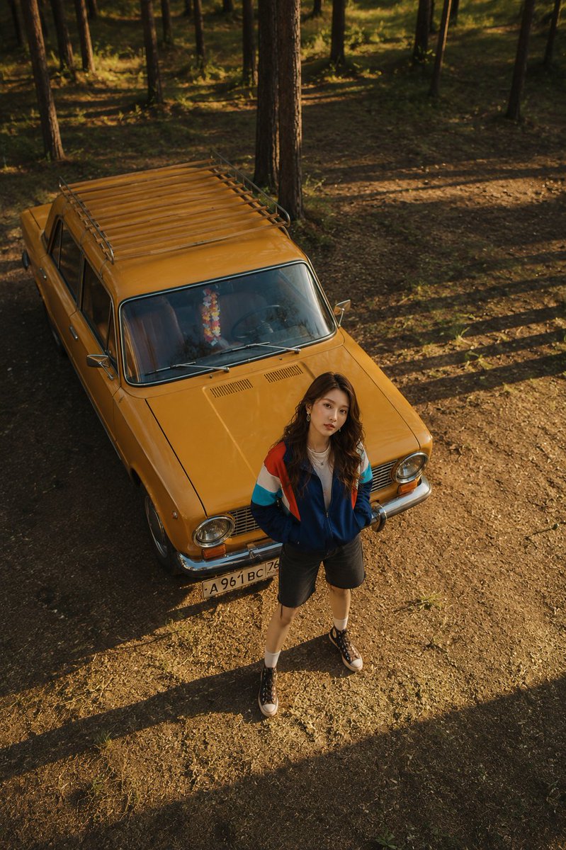 Fotografía cinematográfica con dron de un coche soviético clásico