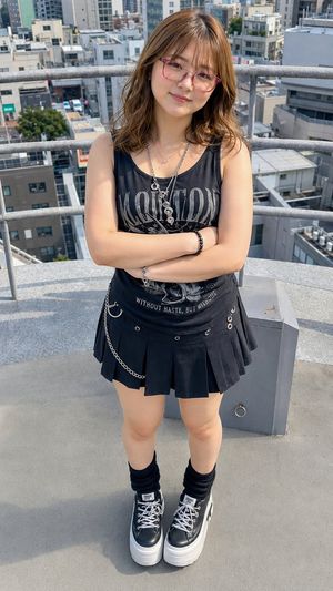 Ritratto di moda street goth su un rooftop - 2