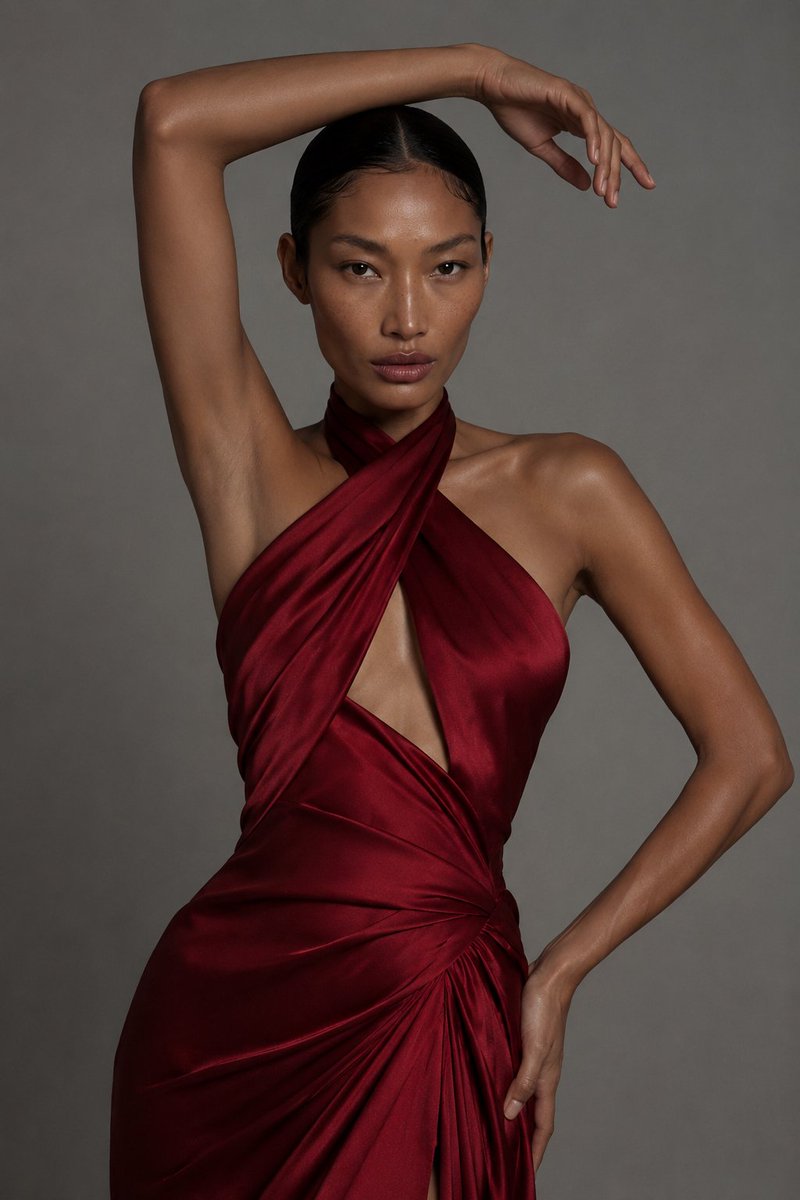 Ritratto di moda nel deserto al crepuscolo