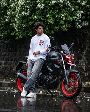 Retrato Cinematográfico de Motociclista na Chuva