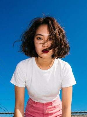 Retrato de Estilo de Rua Coreano em Ângulo Elevado - 1