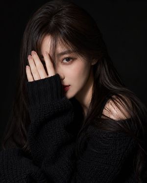 Editorial-Fashion-Porträt mit schwarzem Pullover - 2