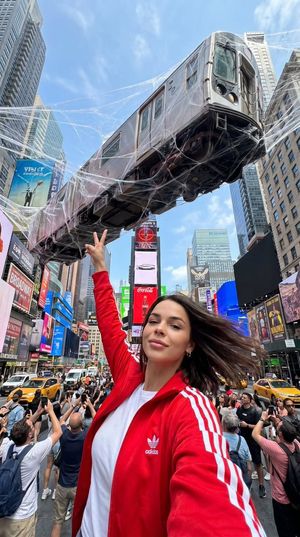 Sürreal Times Square Selfie'si - 1