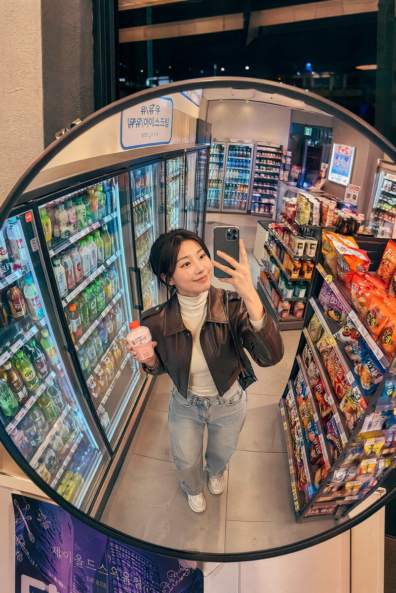 Ảnh selfie qua gương tại cửa hàng tiện lợi Hàn Quốc