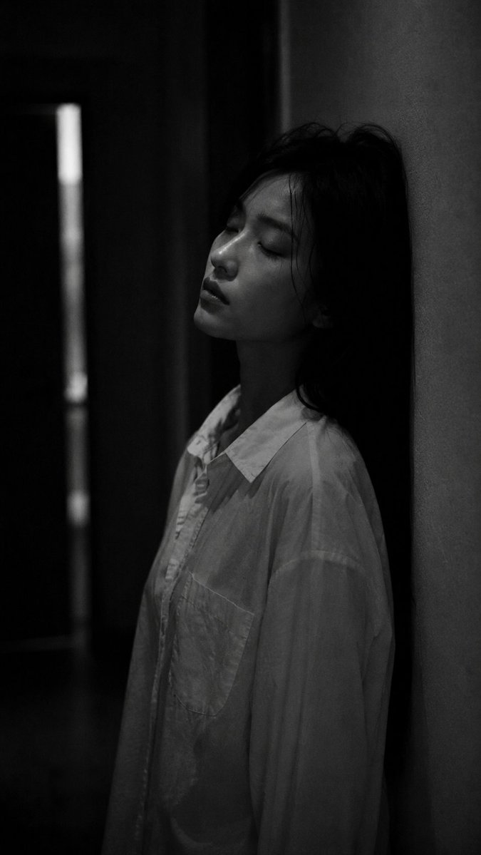 Portrait d'appartement en noir et blanc, style low-key