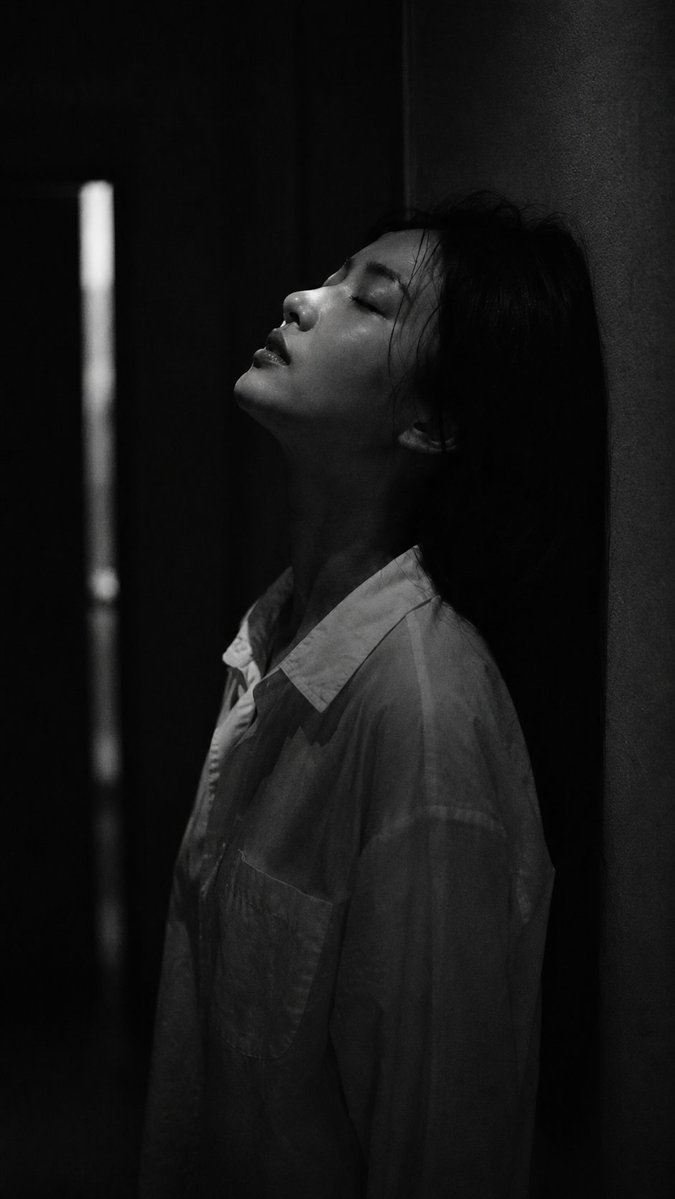 Portrait d'appartement en noir et blanc, style low-key