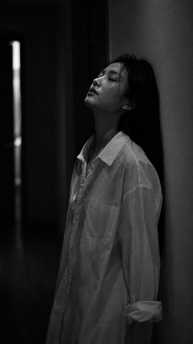 Portrait d'appartement en noir et blanc, style low-key