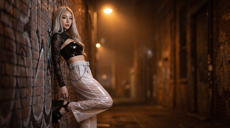 Editoriale di moda fotorealistico in un vicolo