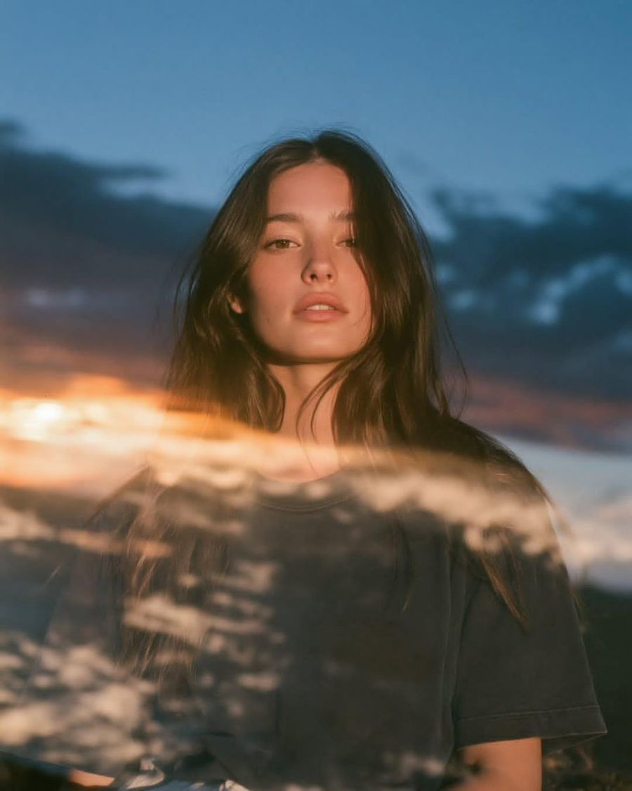 Portrait en double exposition à l'heure bleue