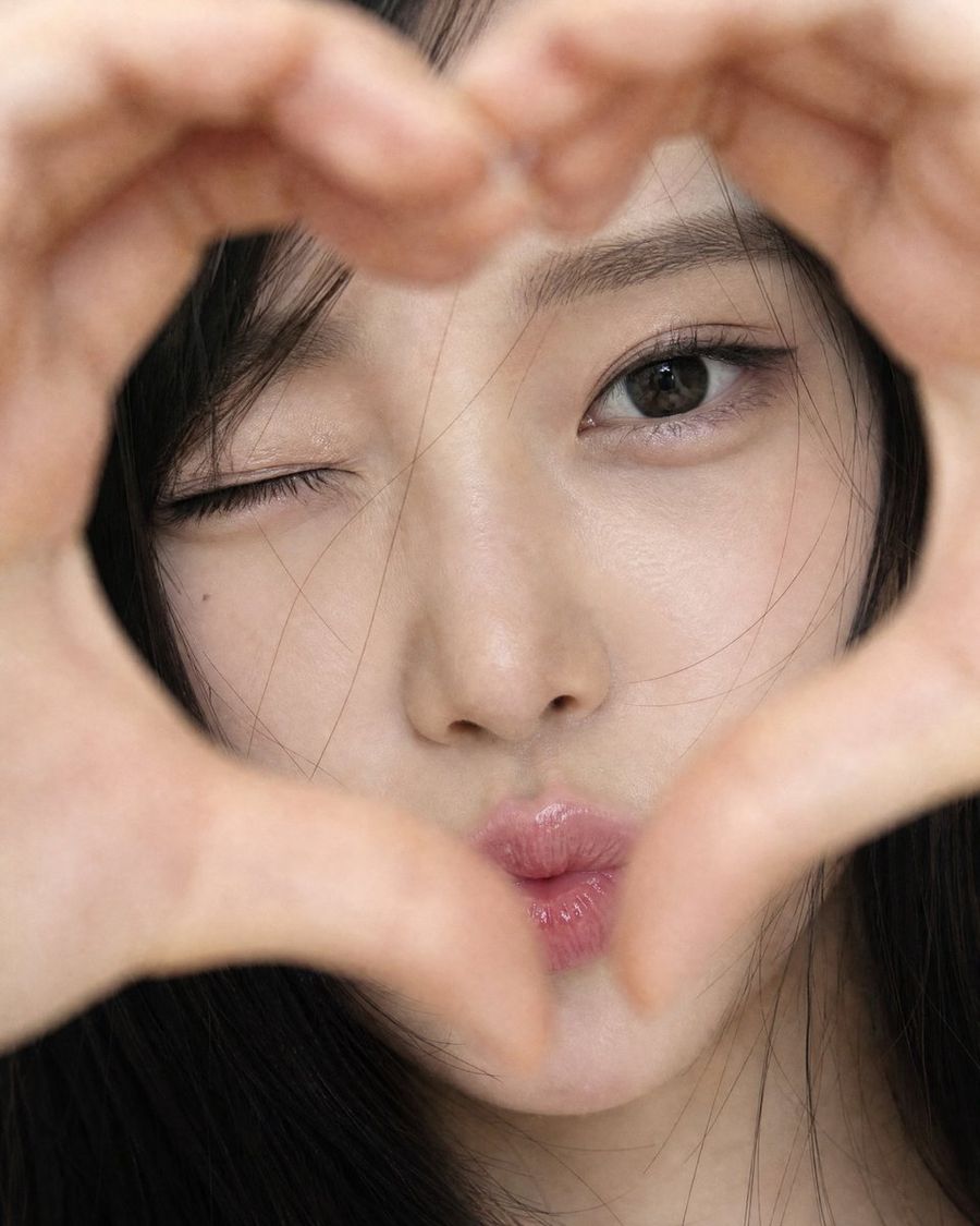 ภาพโคลสอัพท่าทำมือรูปหัวใจสุดน่ารัก