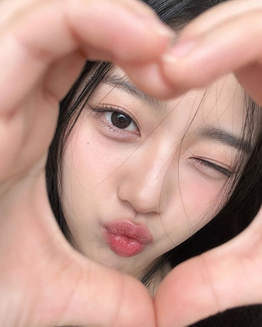 ภาพโคลสอัพท่าทำมือรูปหัวใจสุดน่ารัก