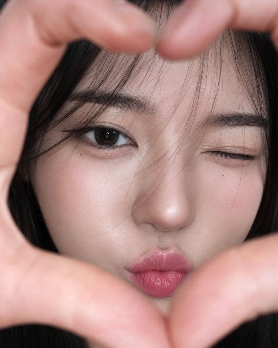 ภาพโคลสอัพท่าทำมือรูปหัวใจสุดน่ารัก
