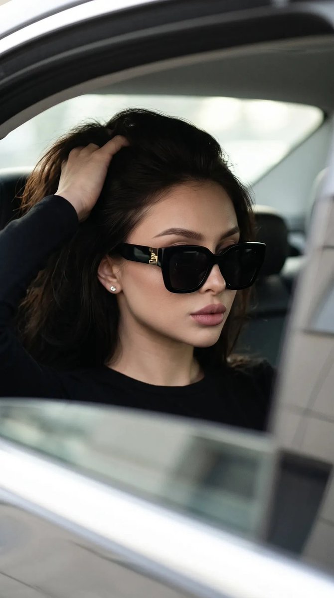 럭셔리 카 안의 하이패션 캔디드 포트레이트