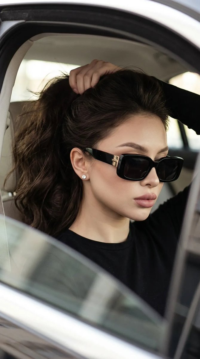 Portrait spontané haute couture dans une voiture de luxe