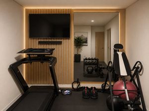 Renovación moderna de pared para gimnasio en casa