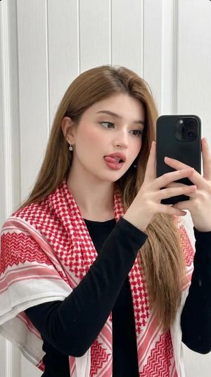 佩戴阿拉伯頭巾（Keffiyeh）的生活風格智慧型手機自拍 - 1