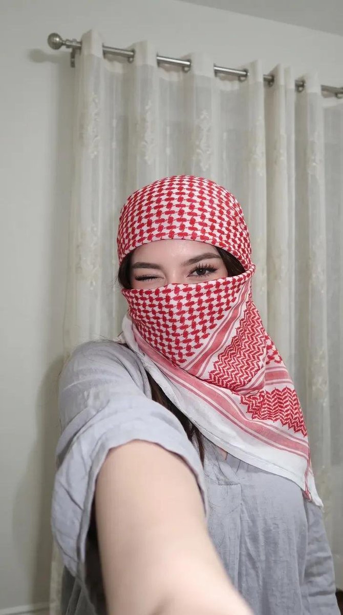 Selfie lifestyle au smartphone avec keffieh