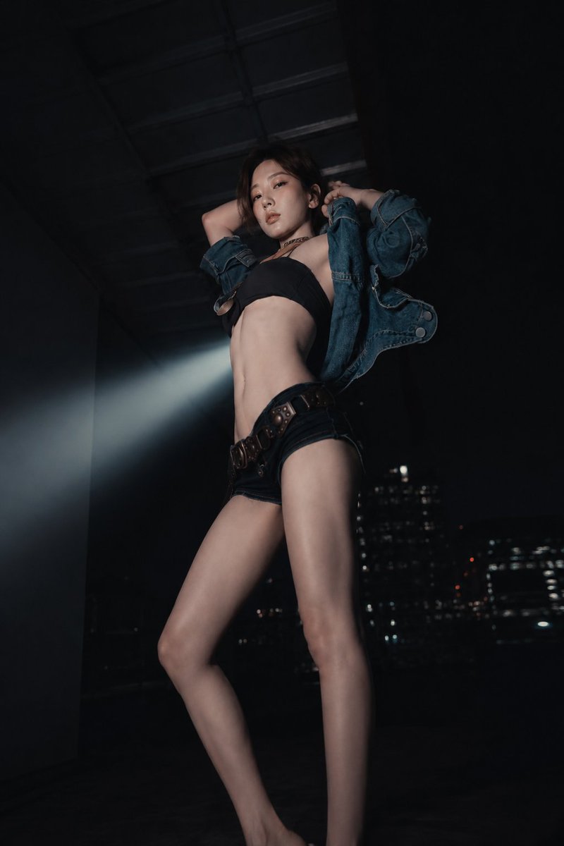Editorial de moda nocturna en ángulo contrapicado