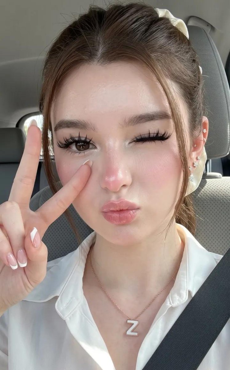 Glass Skin Görünümlü Gerçekçi iPhone Selfie Portresi