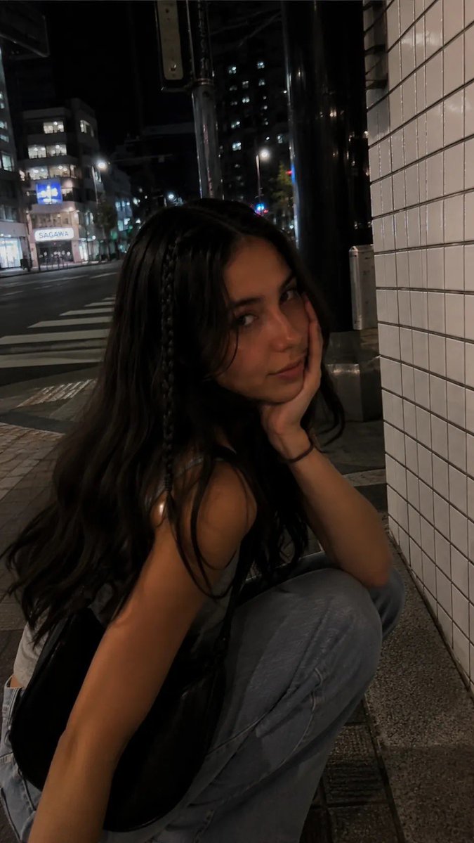 日本の夜のストリート・スナップ風ポートレート
