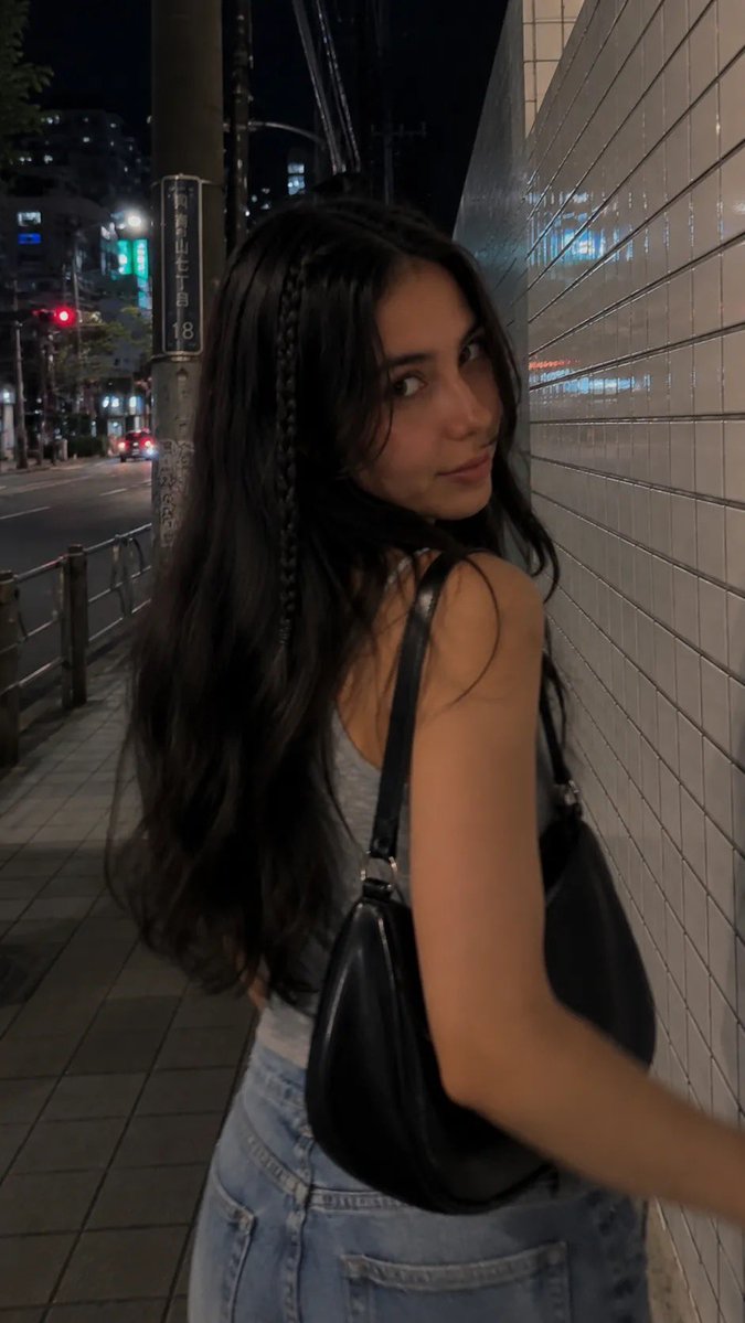 日本の夜のストリート・スナップ風ポートレート