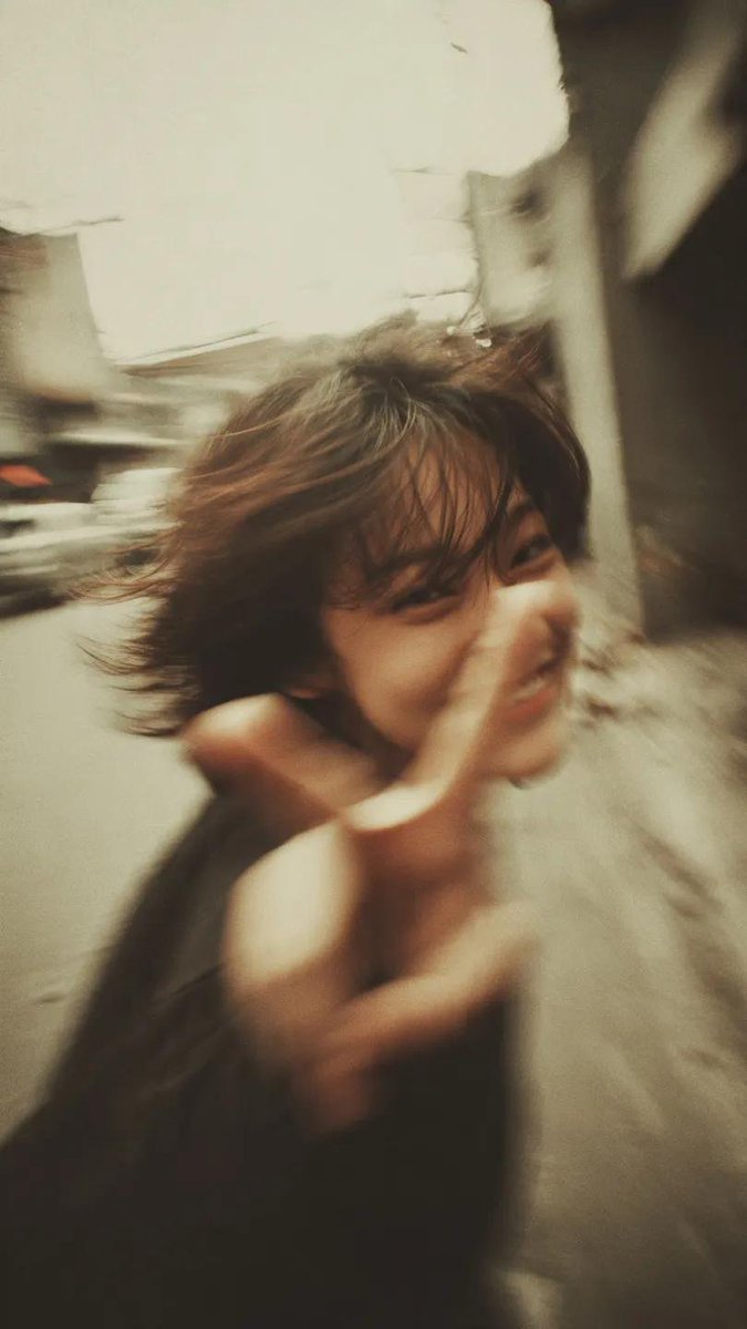 Retrato de fotografía callejera estilo Y2K
